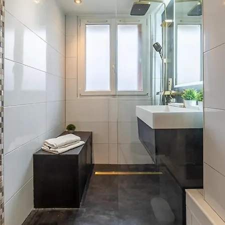 Guestready - Prime Location With Parking Appartement